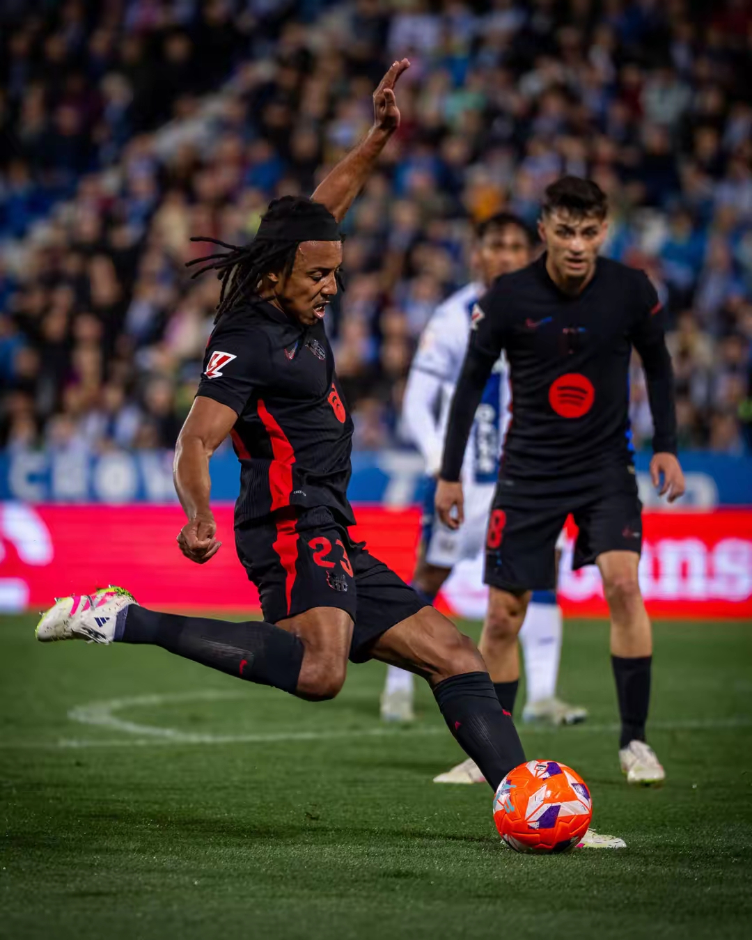 德布劳内在巴塞罗那比赛中险胜，战术调整引发热议！上演精彩一战的简单介绍星空体育中国官网